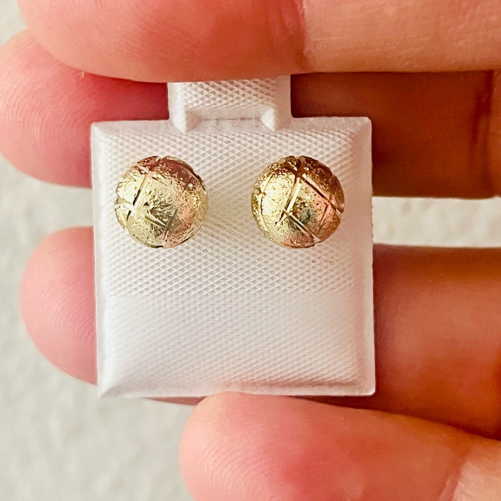 Laminated textured Stud Earrings